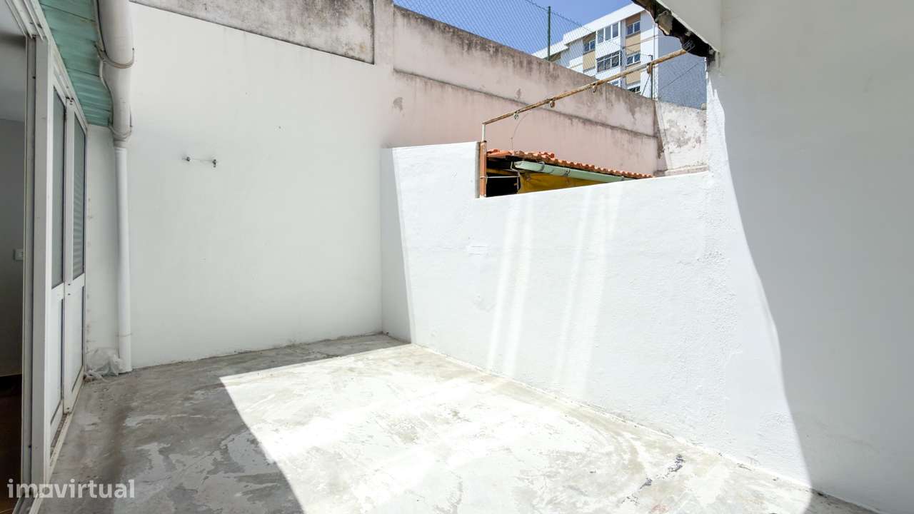 T2+1 renovado com área exterior no Feijó-12