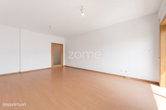 Apartamento T3 com duas varandas, garagem e arrumos, Maia-14