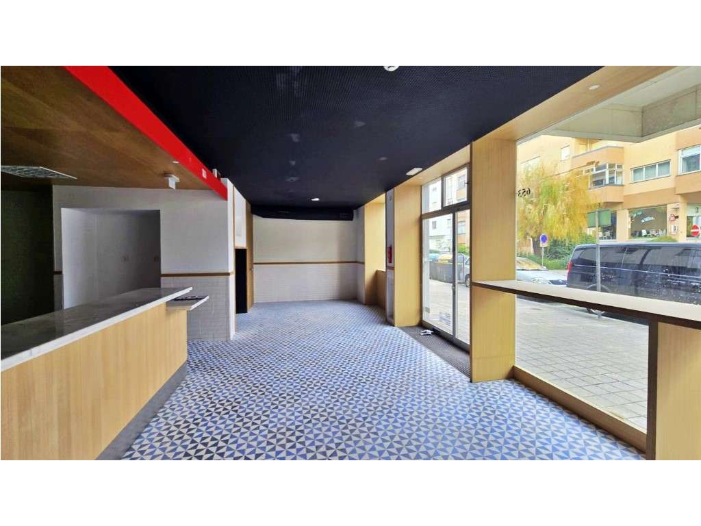 Loja com 2 pisos no coração do Porto - Grande imagem: 1/12