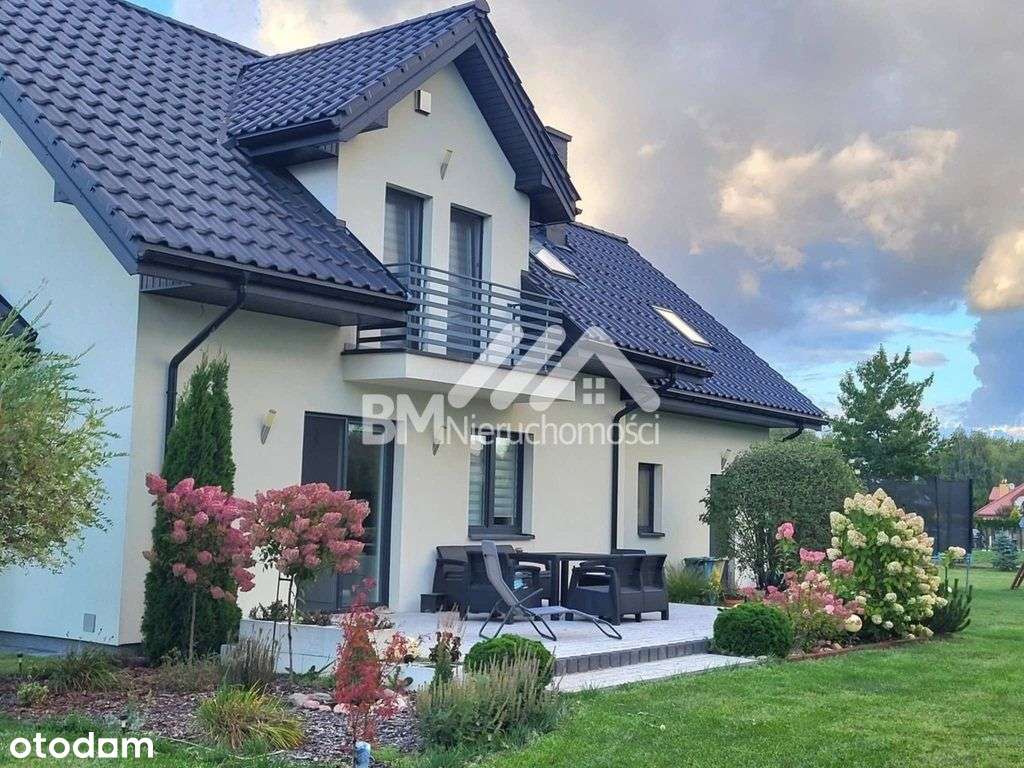 Dom wolnostojący z garażem na dwa samochody.-0