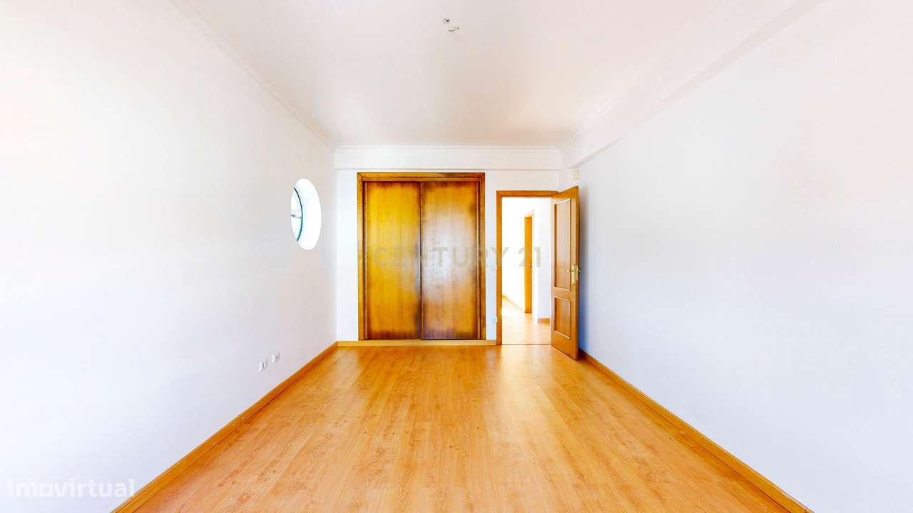Moradia T4 em Alverca, com Jardim e Garagem-8