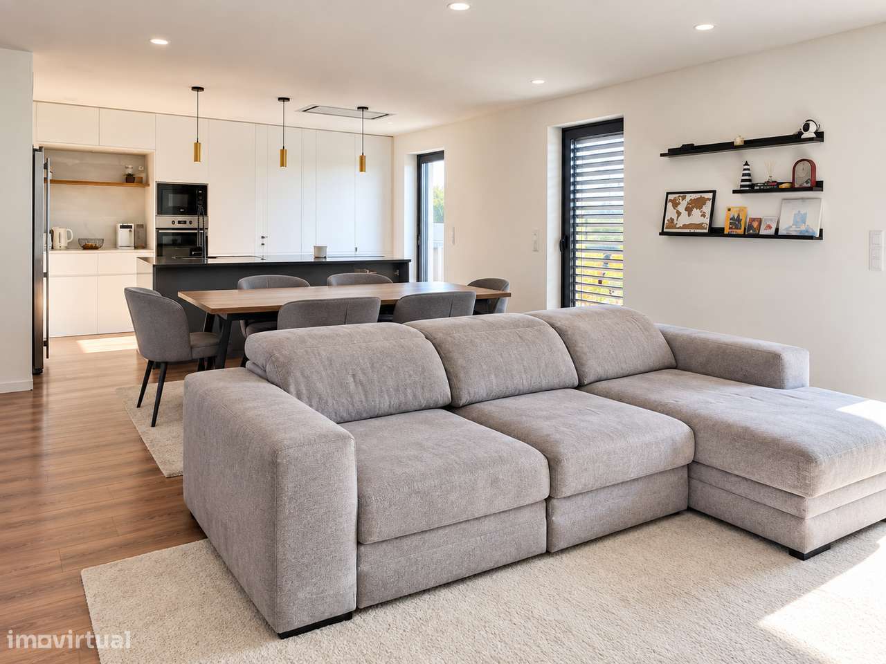 Moradia T3+1 com Jardim e Garagem em Vila Nova-1