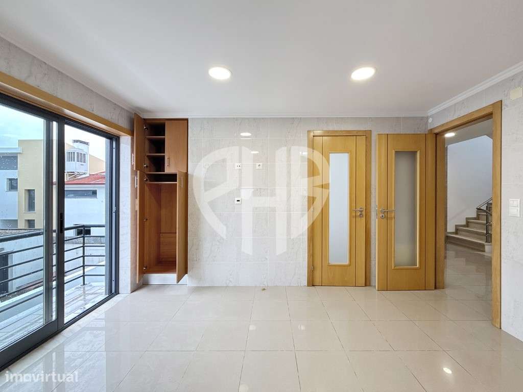 Exclusiva Moradia T5 de Arquitetura Contemporânea em Almada - Feijó-16