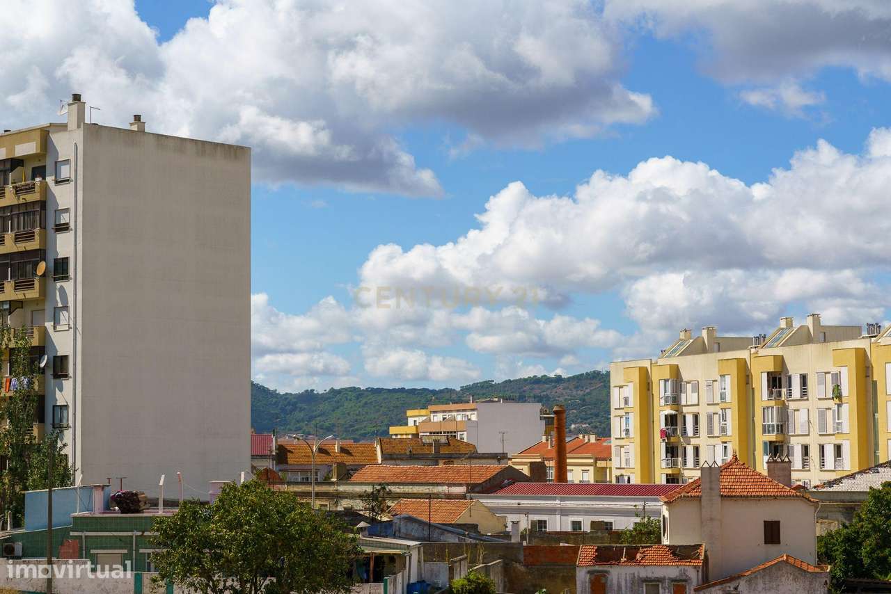 APARTAMENTO T4  CONVERTIDO EM T3 , SEMI REMODELADO, EM SETÚBAL-29