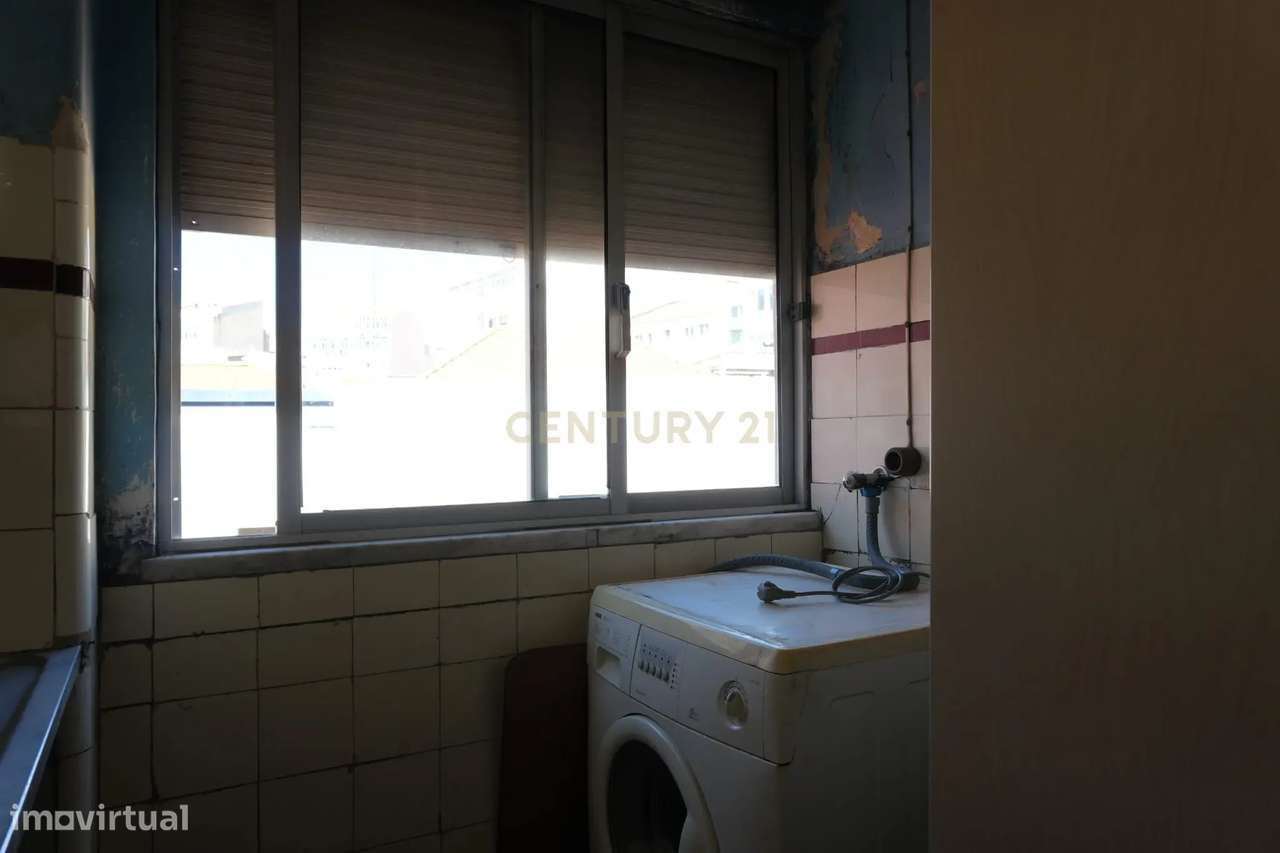 Apartamento T2 para Recuperação em Almada, Cova da Piedade-11