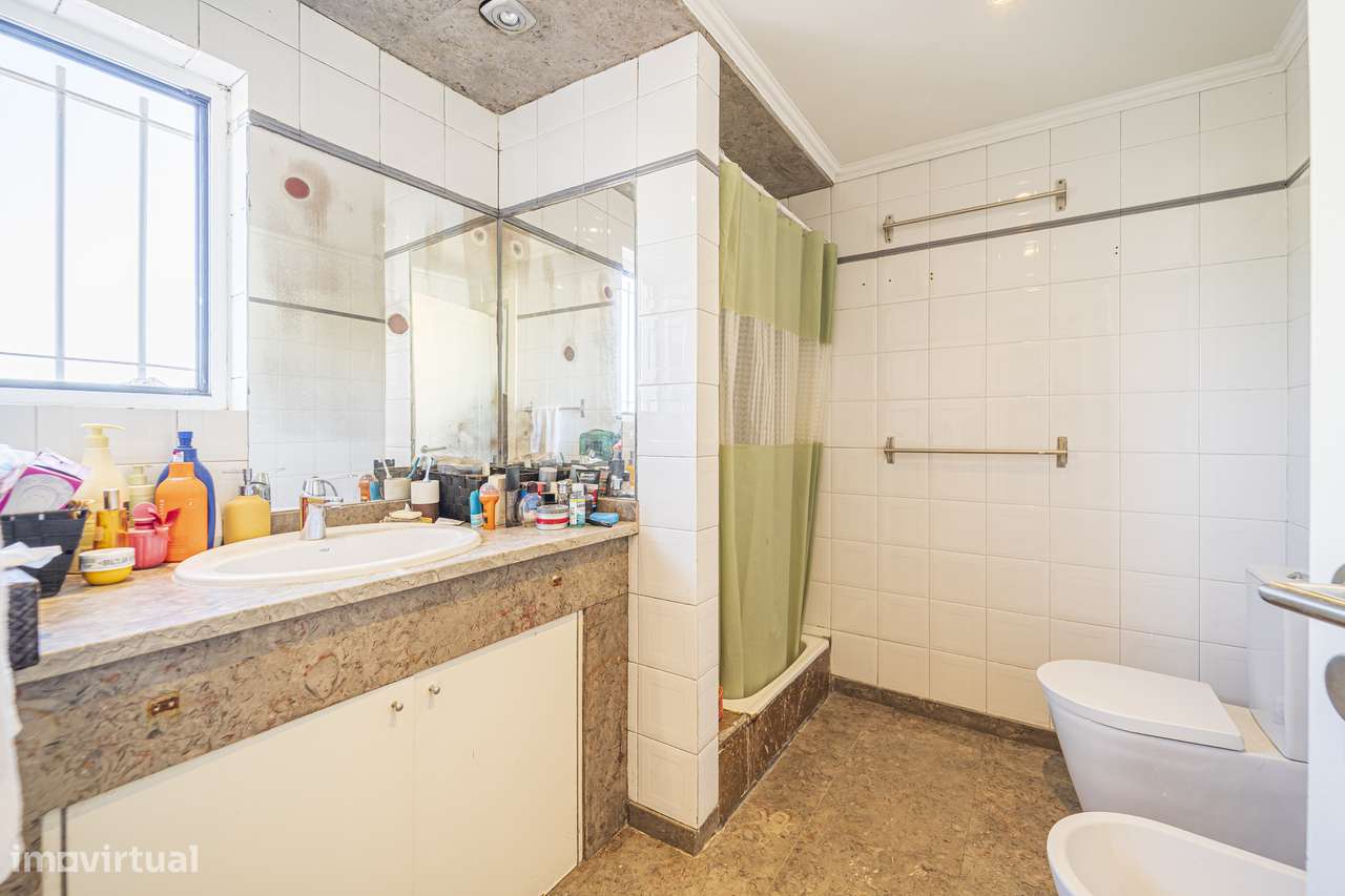 T3 Duplex-Alfragide - Lareira, 3 Casas de Banho, Dispensa e Lavandaria-30