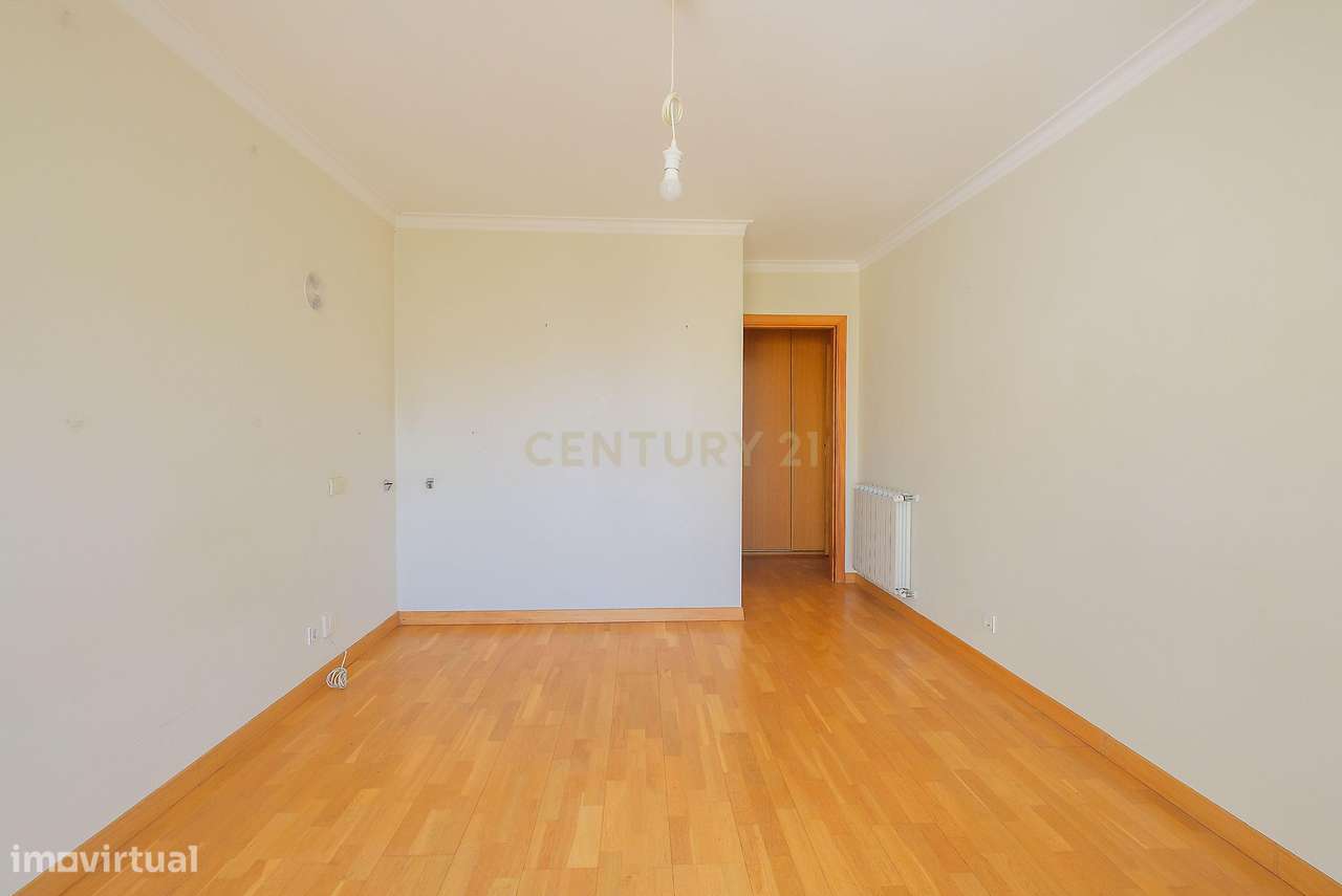 Apartamento T3 luminoso na Parede com varandas, garagem e arrecadação-12