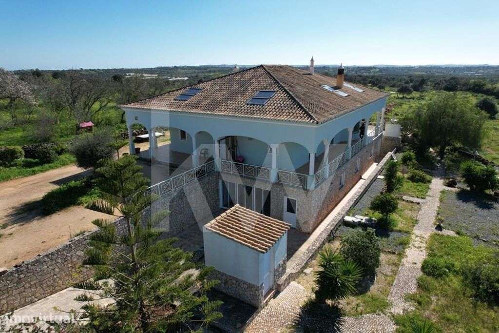 Moradia T2+1  com áreas amplas e vistas desafogadas, inserida em terre - Grande imagem: 2/46