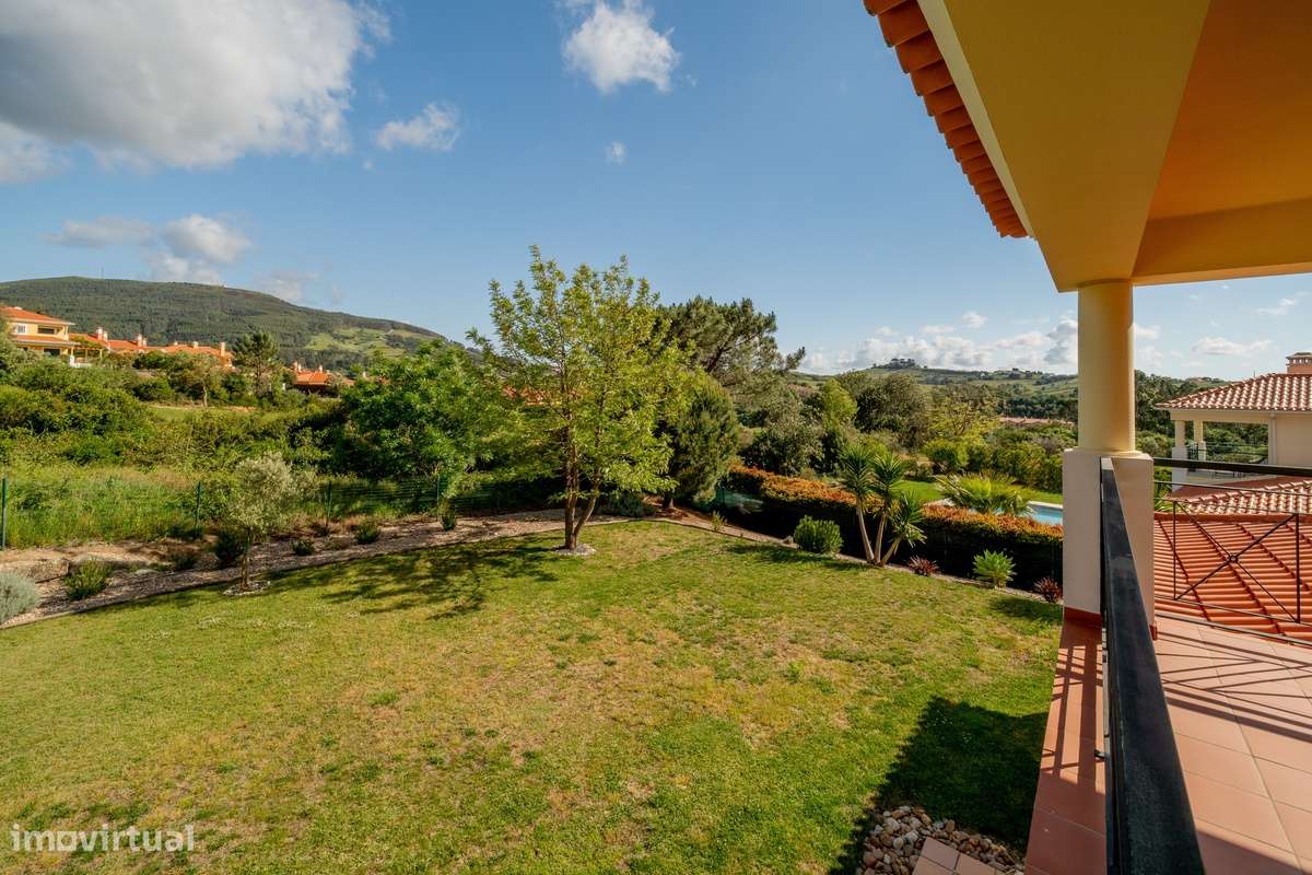 Campo Real: Moradia T4 Isolada com Vista Serra!-28