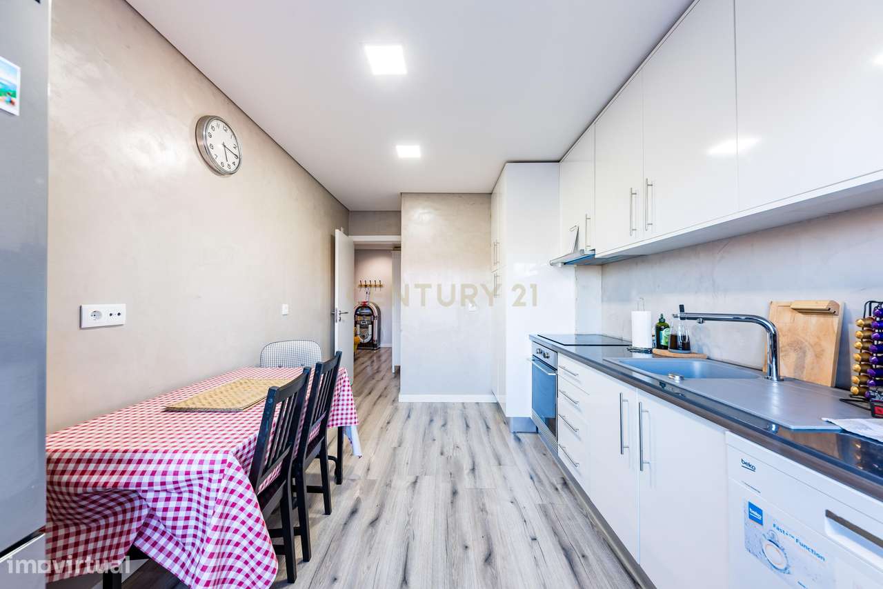 Apartamento T2 com Varanda em Encosta do Sol, Amadora-2