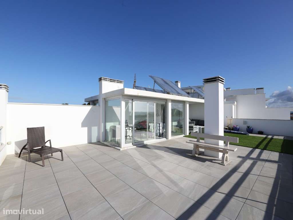 Penthouse T2 com vista panorâmica de mar e terraço privado em condo...-29