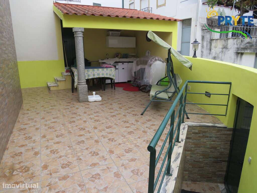 Moradia de tipologia T4 composta por três pisos situada em Alvares - Grande imagem: 4/31