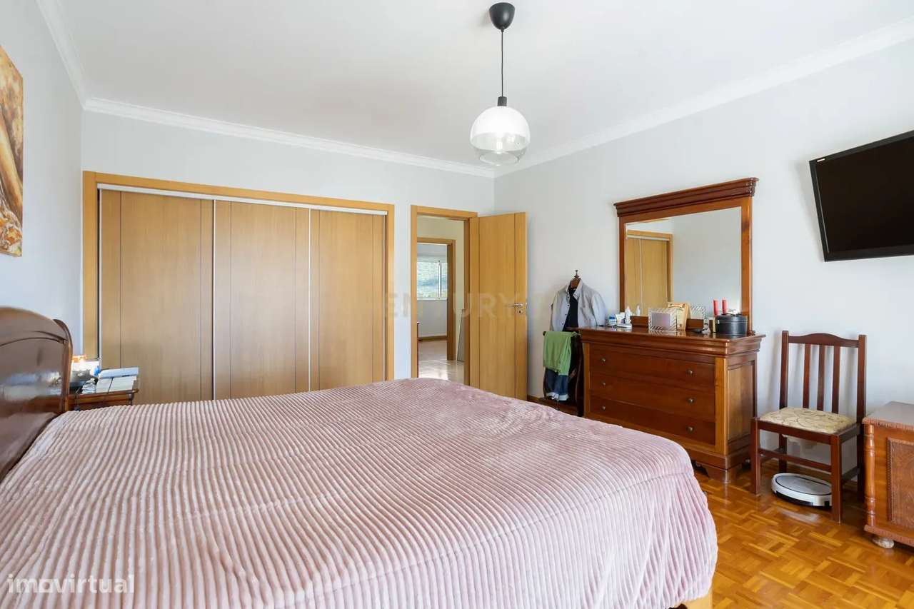 Moradia T3 com piscina e amplo espaço exterior-19