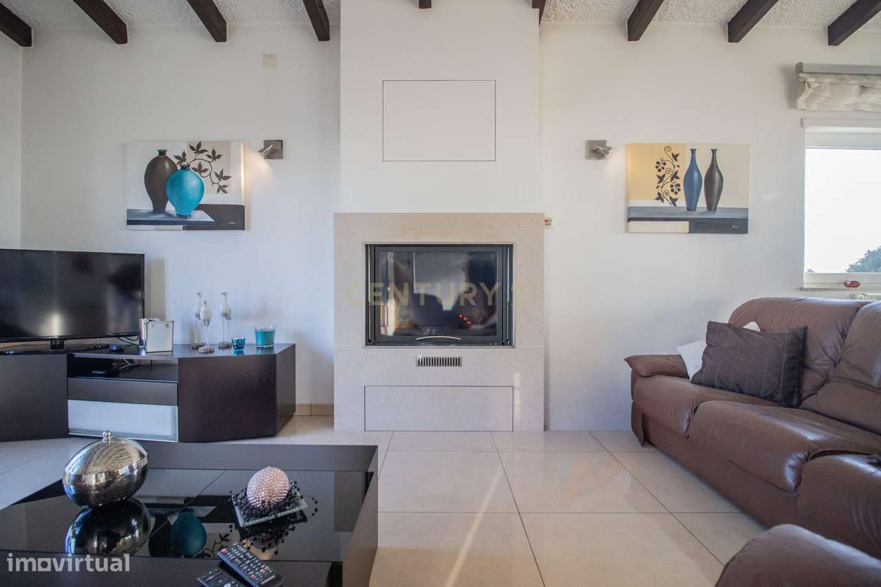 Moradia com piscina, terreno e anexos em Vieira de Leiria e a 2km da p-54