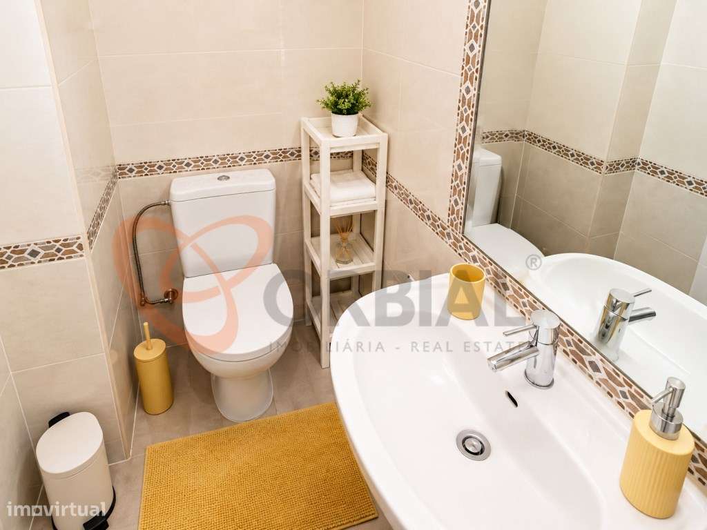 Fantástica Moradia Geminada Renovada, com Licença AL, numa Zona Cen...-7