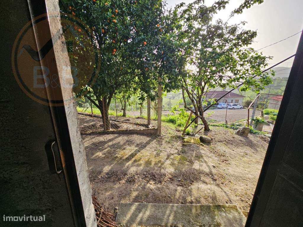 Moradia T4, em pedra, com terreno de 2.366 m² e Espigueiro datado d...-42