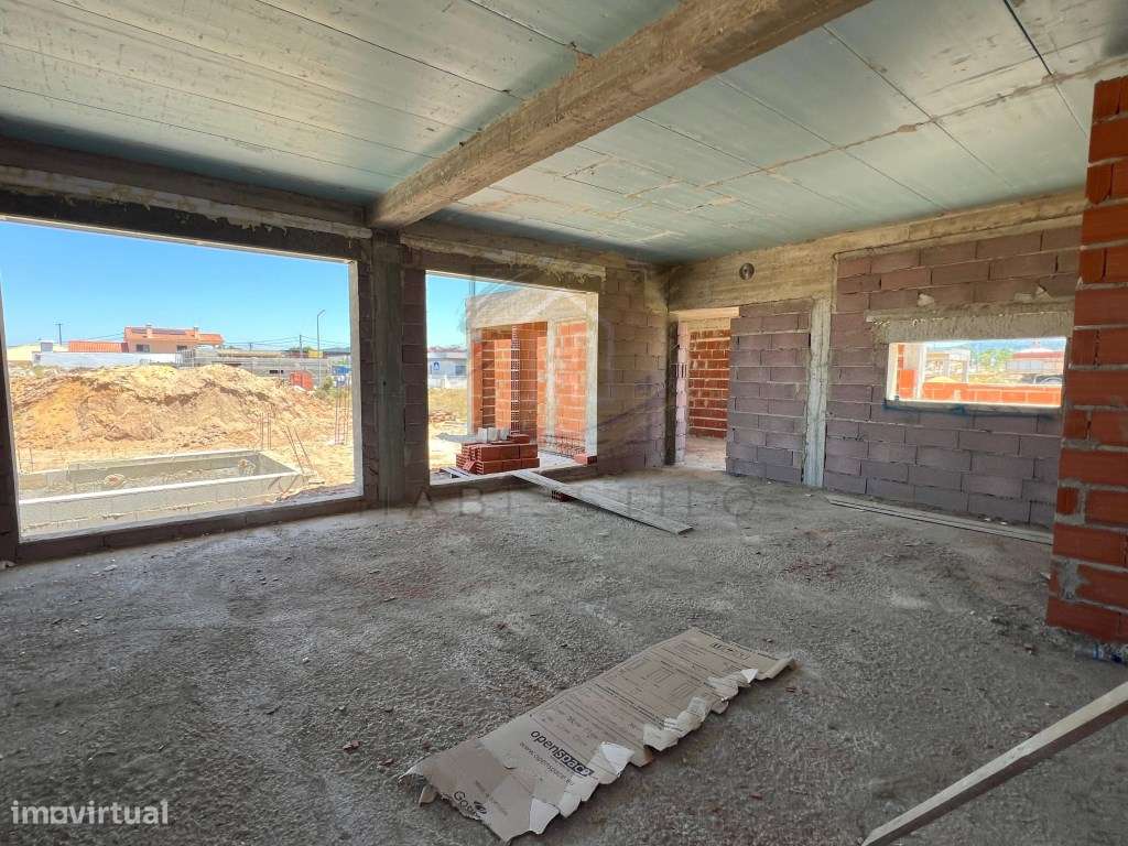 Moradia isolada em construção v3-20