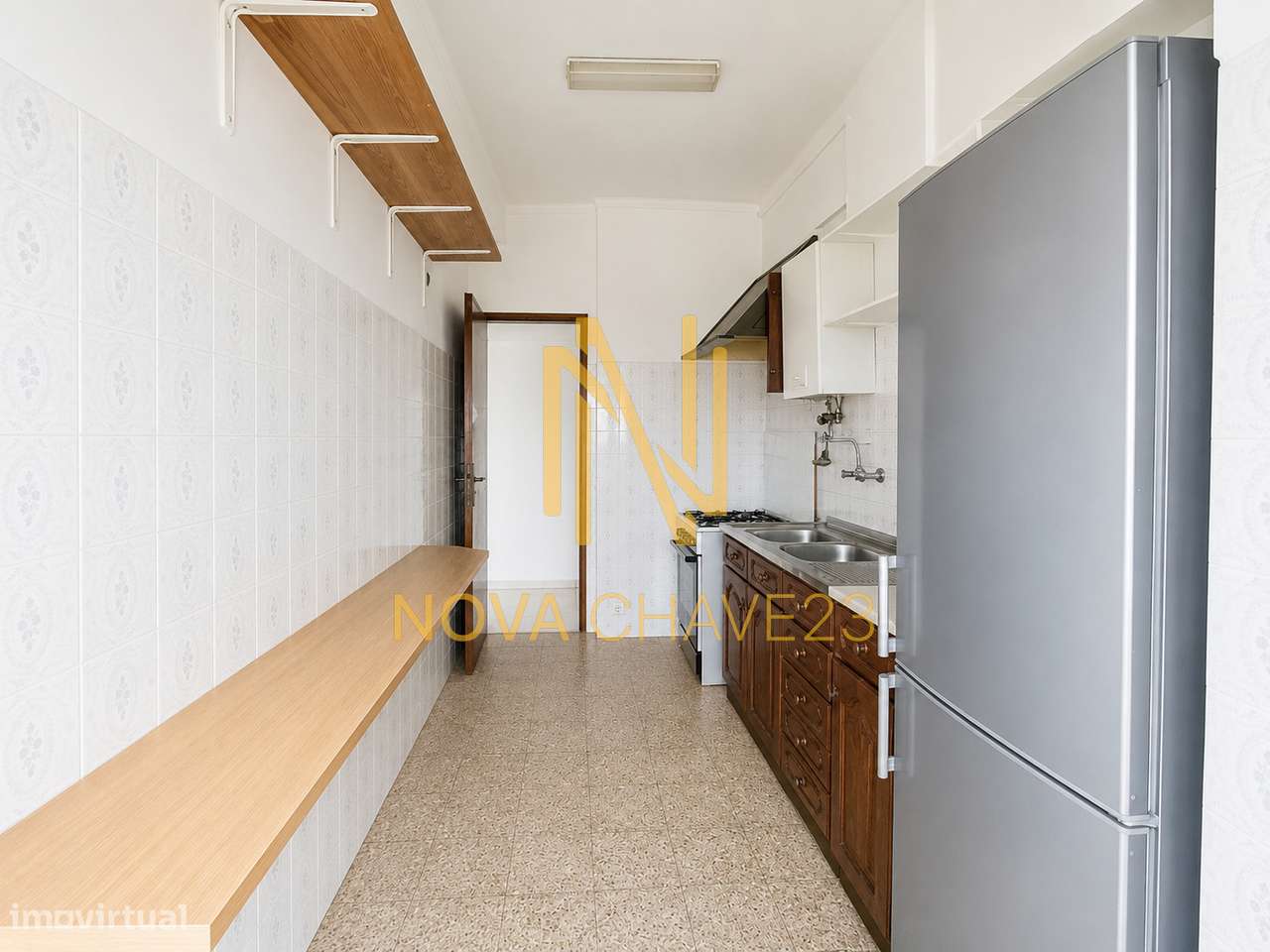 Apartamento T2 na Av. Bons Amigos | 9.º Andar | Varandas Fechadas-7