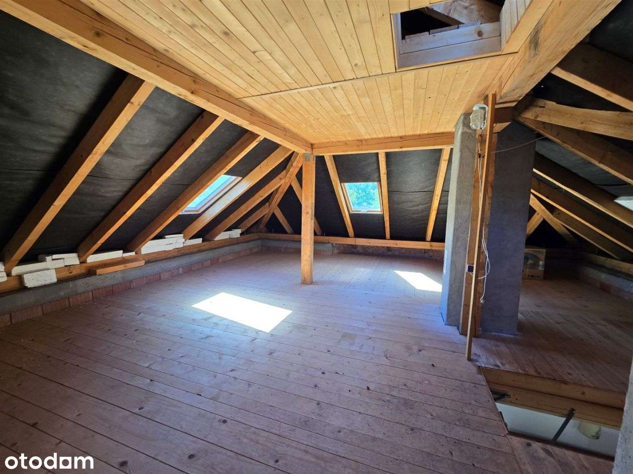 Mały, funkcjonalny dom z 6 arową działką.-8