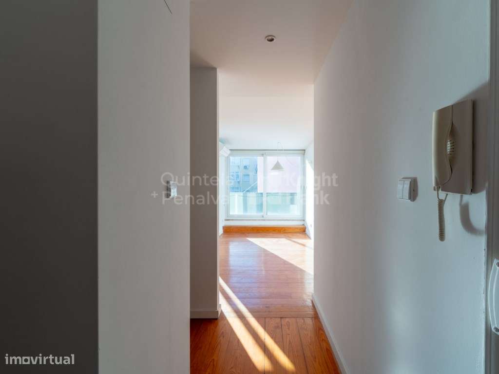 Apartamento T1 com terraço para arrendamento nas Avenidas Novas - Grande imagem: 4/28