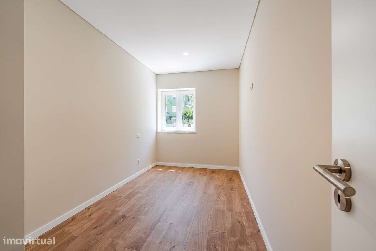 T2+1 Totalmente renovado com piscina | Penha de França |-8