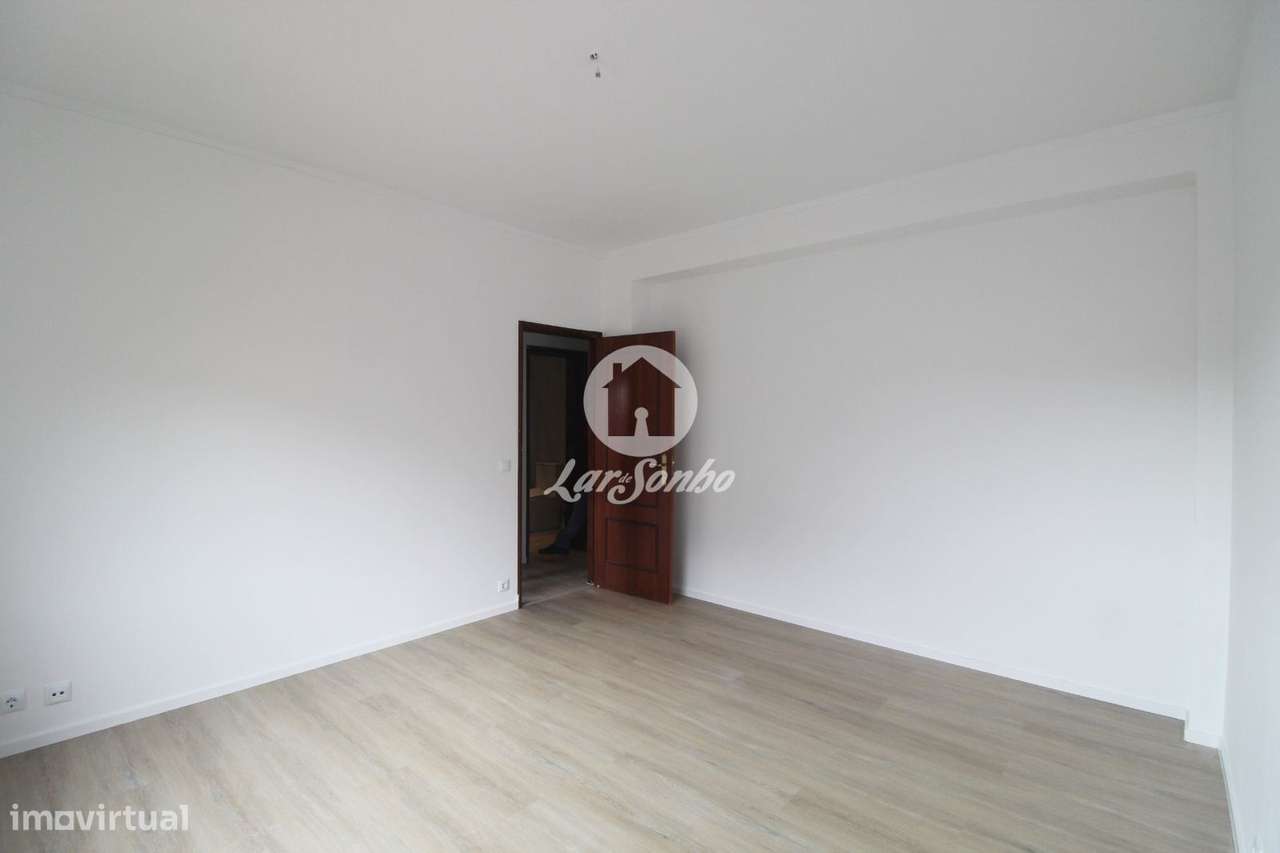 Apartamento T2, localizado, em Baguim do Monte, próximo ao metro da...-13