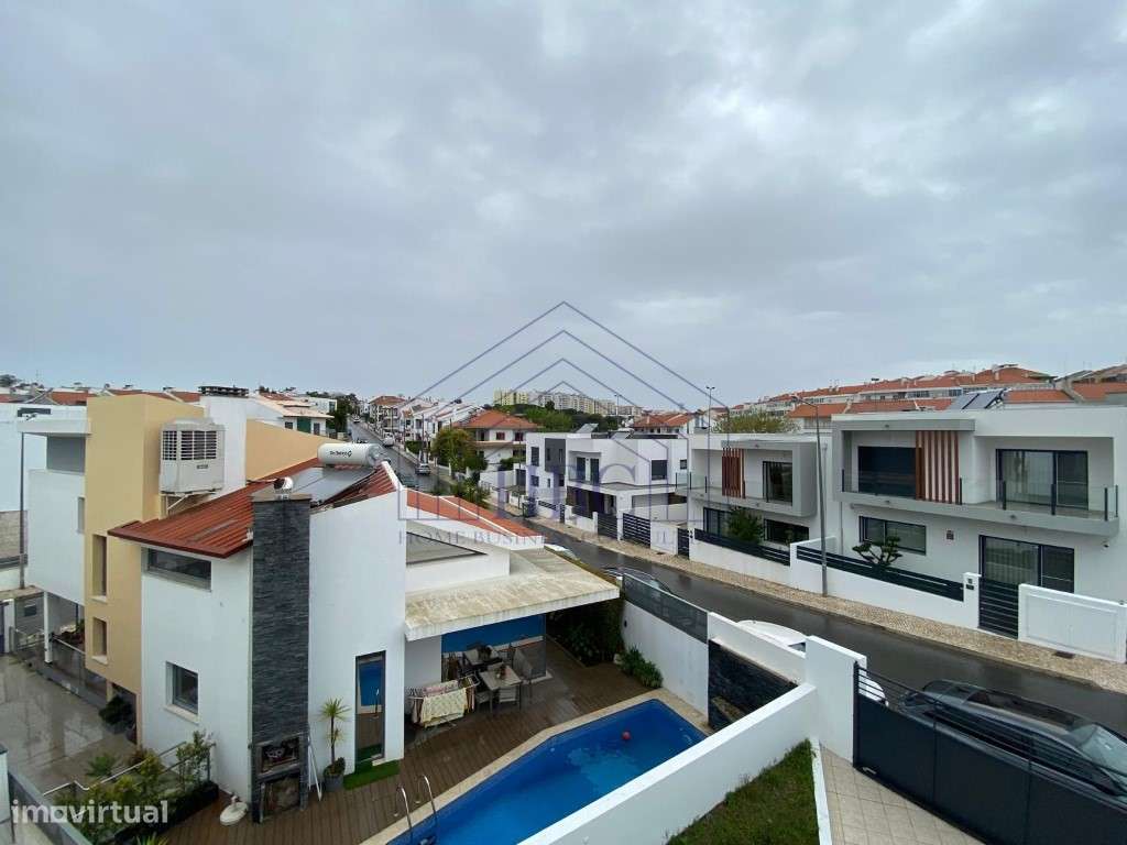 Moradia T5 Moderna e Remodelada no Feijó - Espaço, Conforto e Exclu...-38