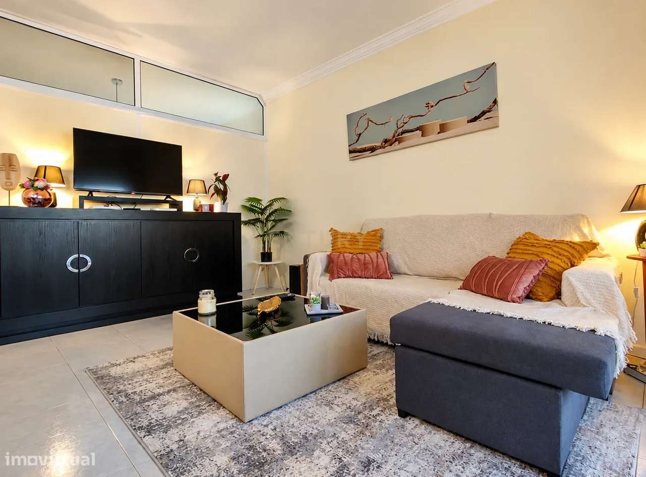 Maravilhoso Apartamento T2+1 com Terraço Privativo e Lugar de Garagem-1