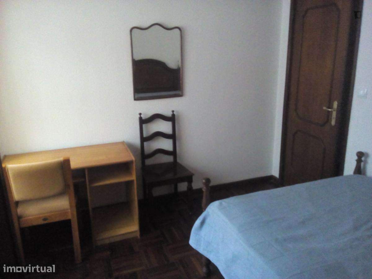Quarto - localizado em Lordelo do Ouro Porto - Grande imagem: 3/10