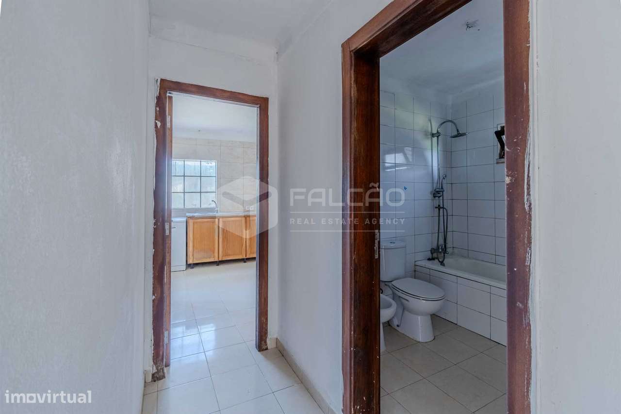 Moradia T3 em Alcobertas com lareira, varanda e potencial de investime-19