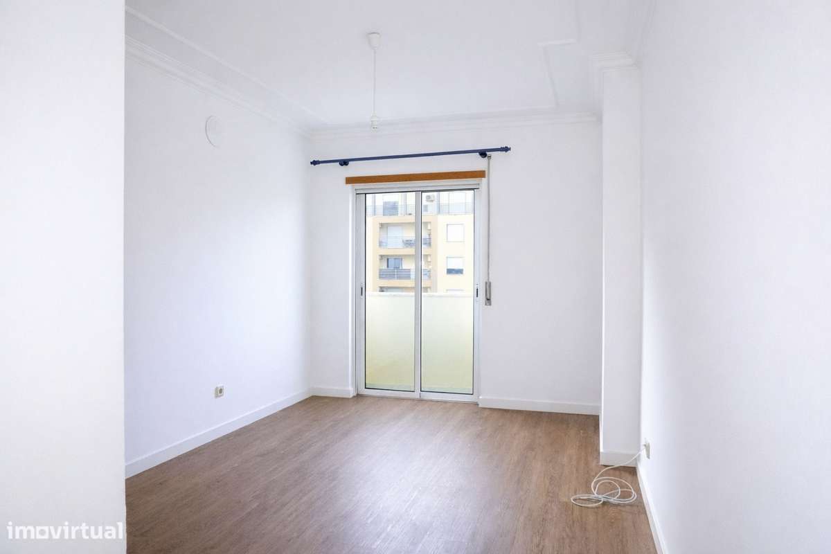 Apartamento T3 em Santa Marta do Pinhal - Grande imagem: 2/16