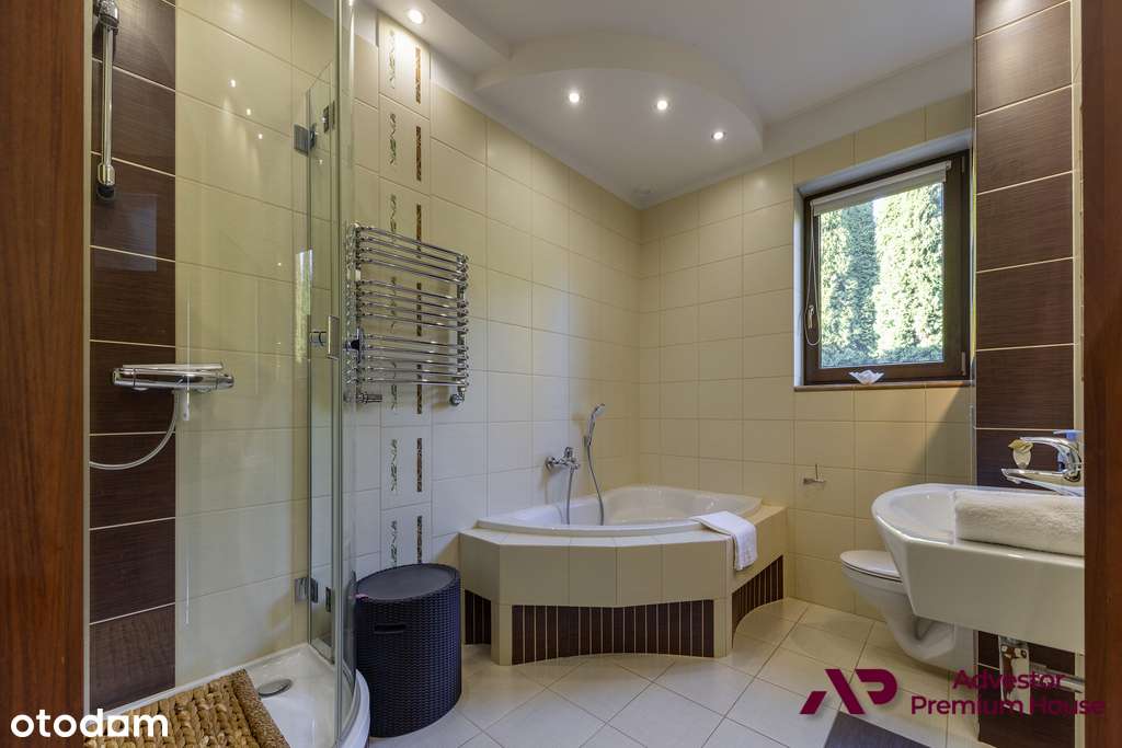 Parterowy dom z widokiem na las i zielonym ogrodem-16