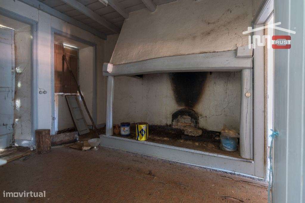 DUAS MORADIAS GEMINADAS PARA RECUPERAR EM DEMO COM AREA DE 2500 M2 - Grande imagem: 5/28