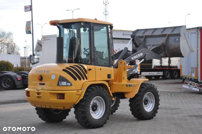 Volvo L30B PRO tylko 4040 mth  łyżka + widły - 7