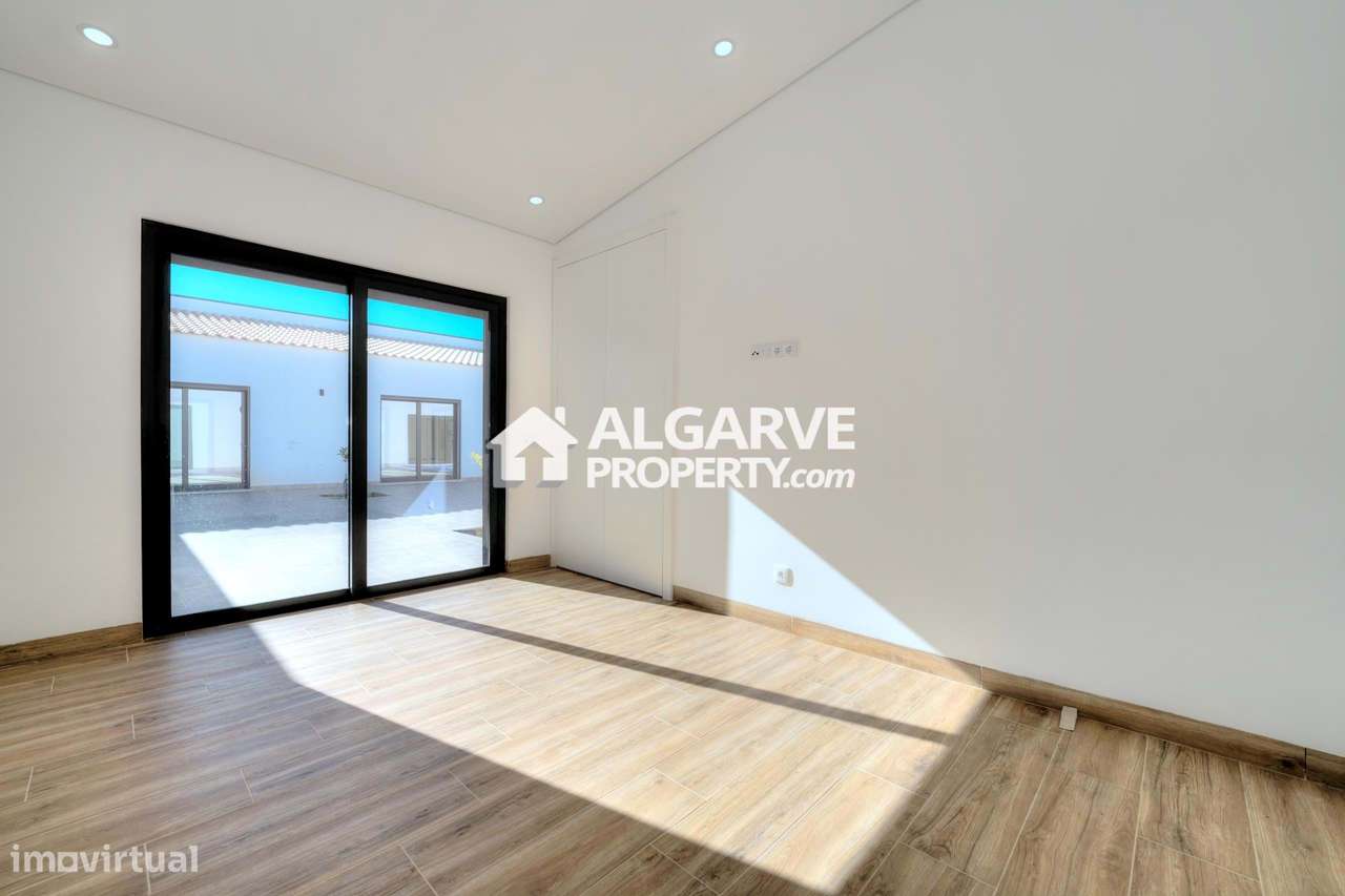 Encantadora Moradia Isolada Recém-Concluída em Loulé, Algarve - Grande imagem: 4/55