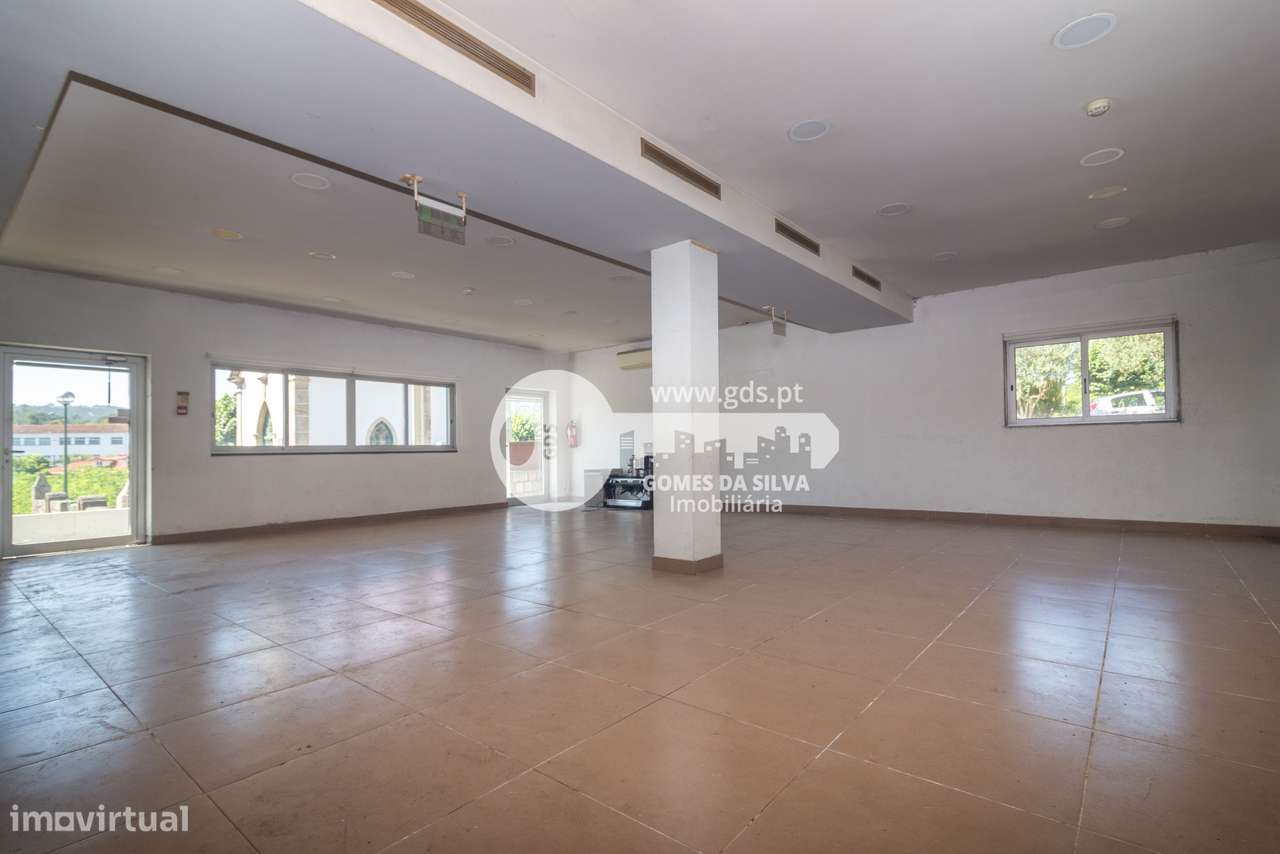 Moradia T3+1 com Espaços Comerciais – Ideal para Viver e Investir-37