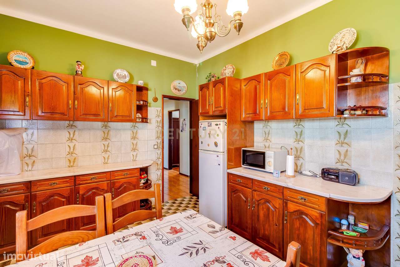 Moradia T4 com Potencial para 2 Frações  Terreno de 8.480 m²  Torres N-17