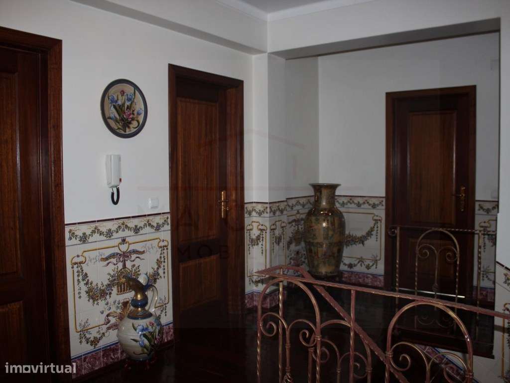 Luxuosa moradia T5 + 1 em Rio Maior-18