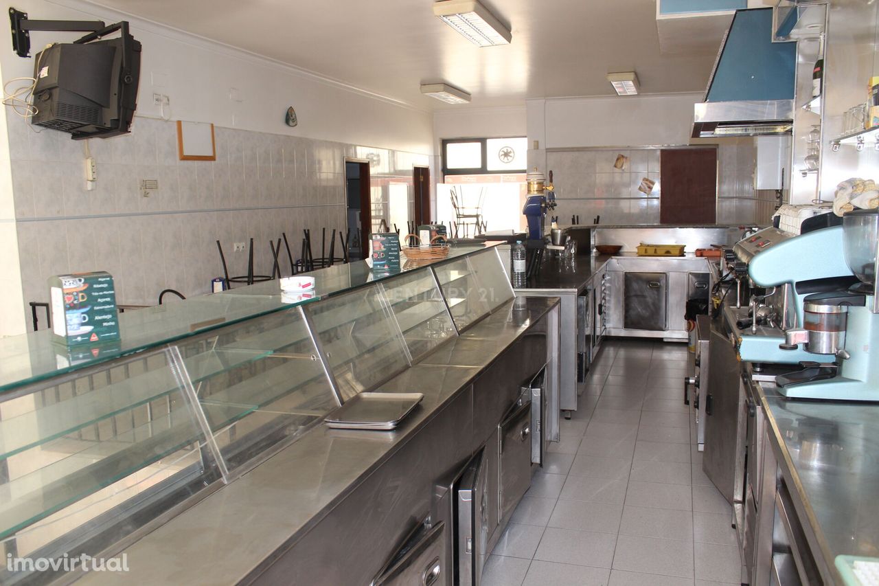 Loja para qualquer ramo, preparada como Café Snack Bar, em S. João da