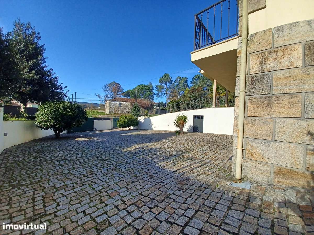 Mor.INDIVIDUAL  2300m2 de terreno + artigo urbano (Tipo T0)  em Lago-13