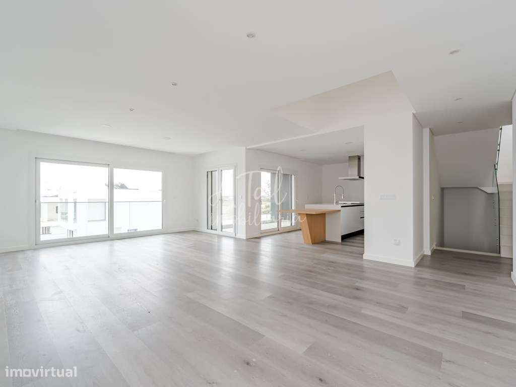 Moradia Geminada T4 Piscina Vale de Milhaços/Corroios - Grande imagem: 4/19