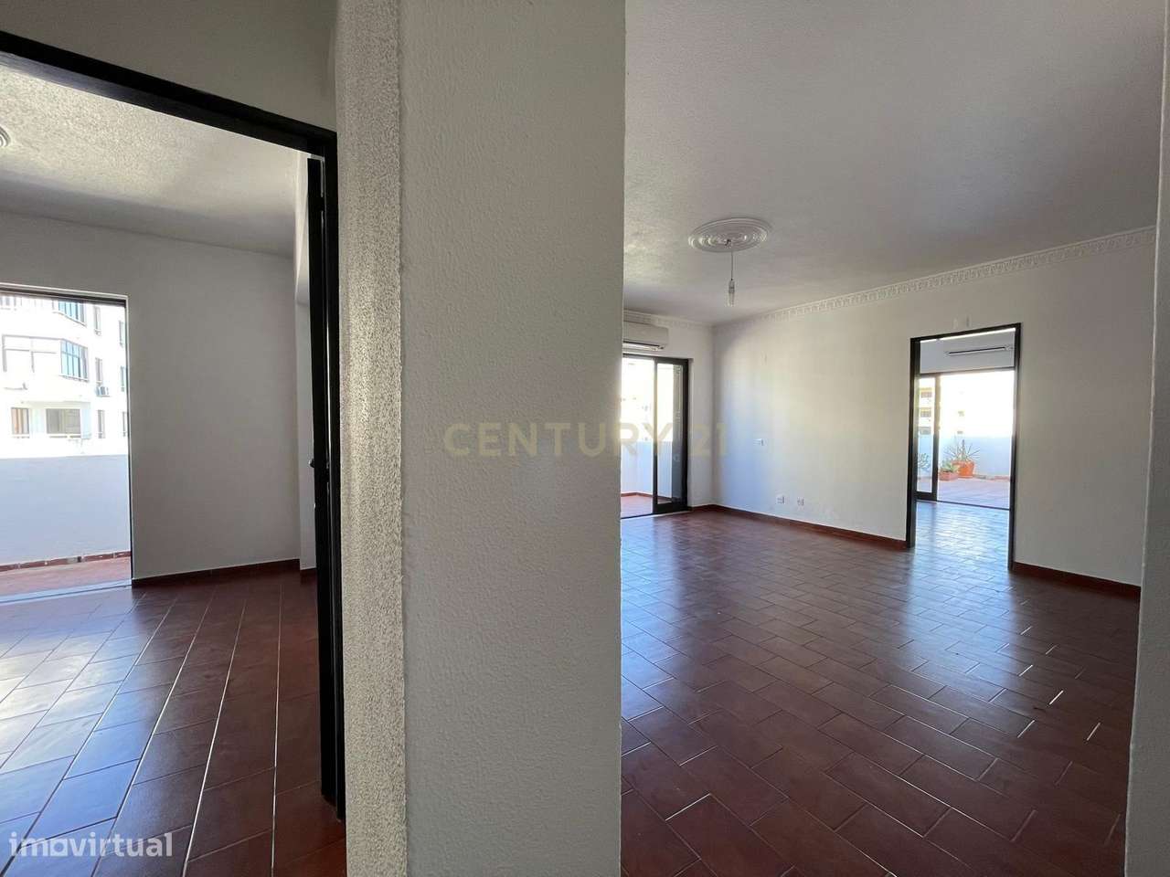 Exclusivo Apartamento T2 - Quarteira - Lugar de Garagem - Varandas - P-22