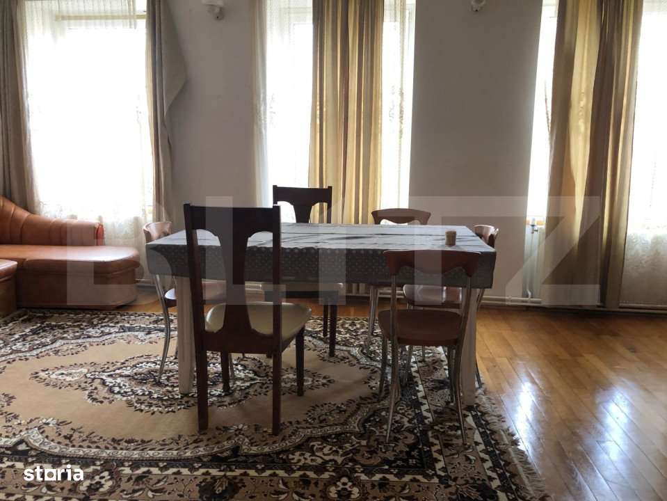 Casa de vanzare, cu 7 camere, 350 mp u & 2850 mp teren - Imagine principală: 3/18