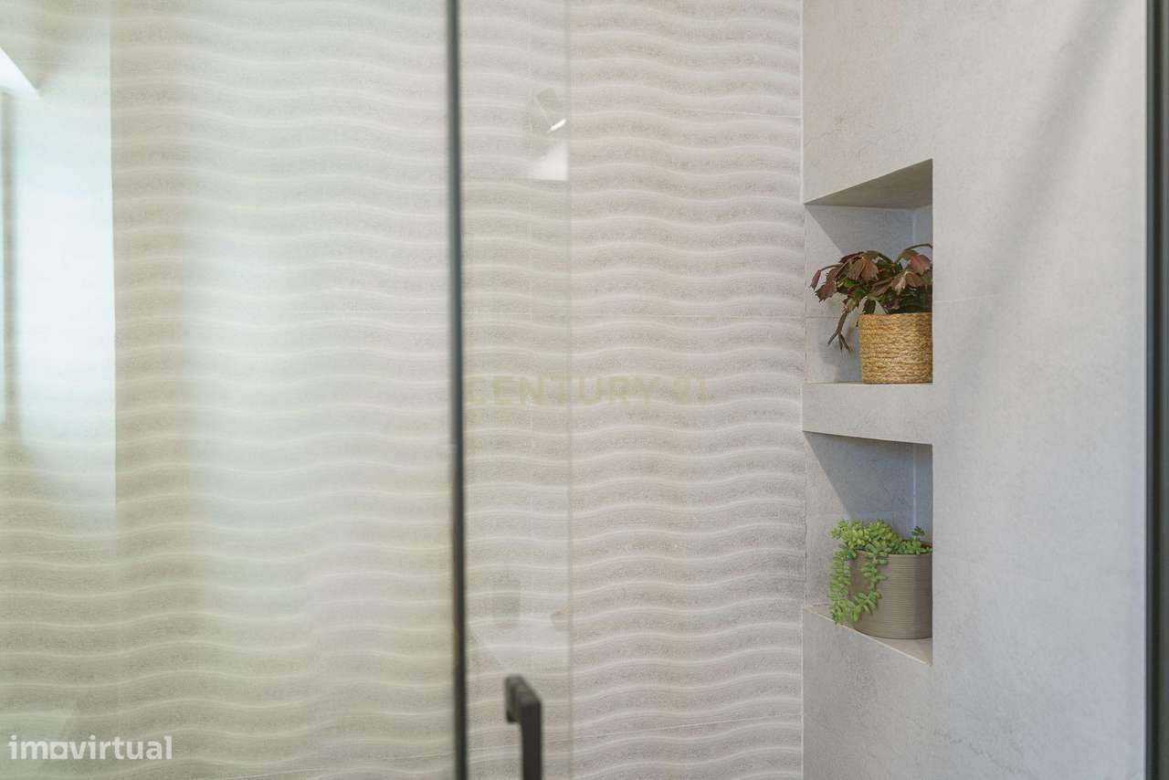 APARTAMENTO T4  CONVERTIDO EM T3 , SEMI REMODELADO, EM SETÚBAL-20