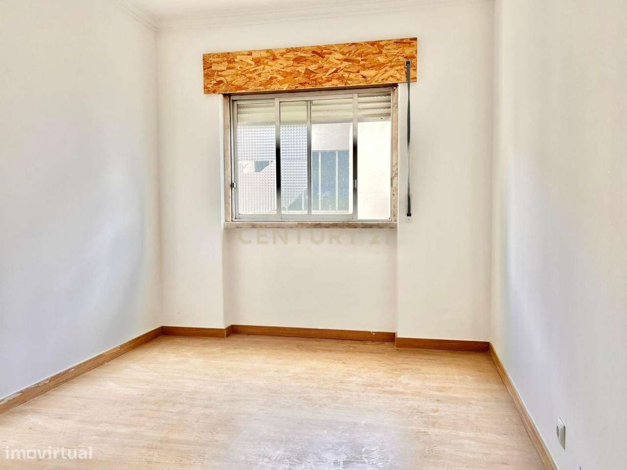 Venda conjunta de apartamento e dois armazéns em Caneças (Ponte da Bic-13