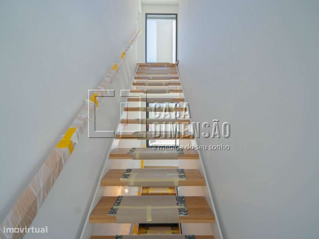 Moradia de Arquitectura Moderna de tipologia T3+1 em Oeiras com Pis...-25