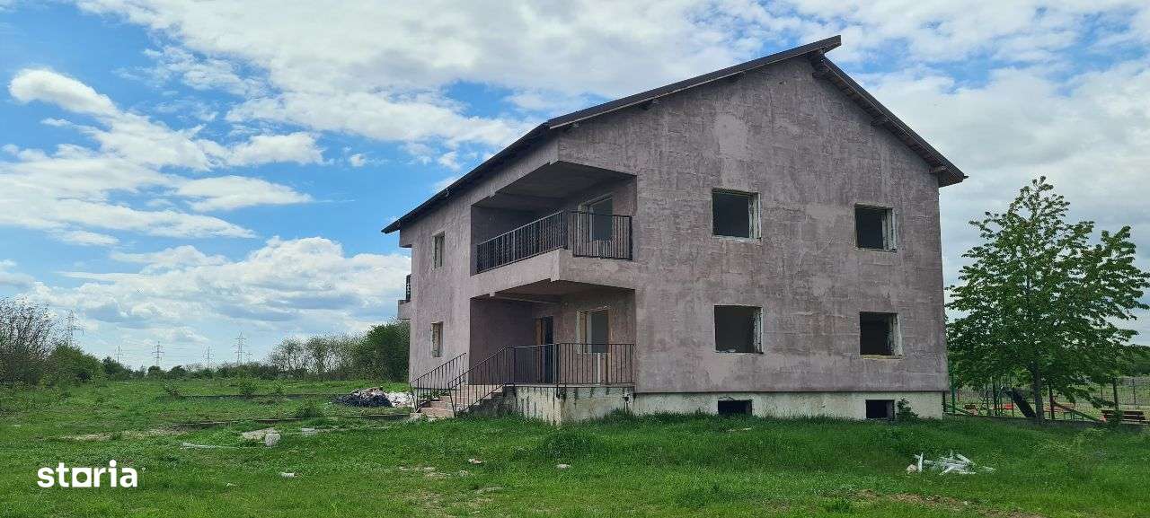 Vila (S+P+E+pod) si 10.000 mp (intravilan)de vanzare in Ulmi (DN71) - Imagine principală: 4/20