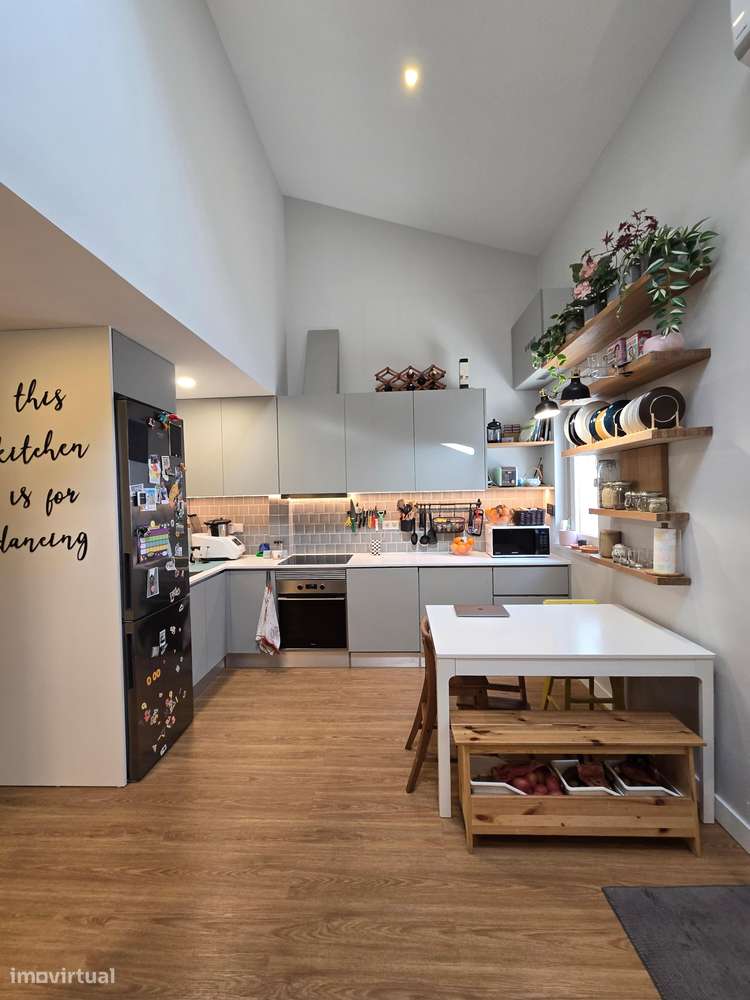 Moradia T2 histórica renovada, energia solar, em Algés/Miraflores - Grande imagem: 5/28