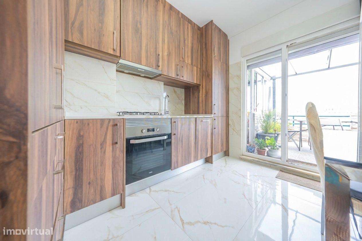 Apartamento Único com 268m2 no Último Andar com Terraço Extraordinário-11