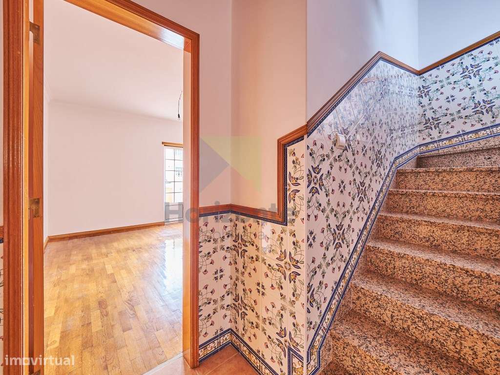 Moradia T4 com Excelente Localização-4